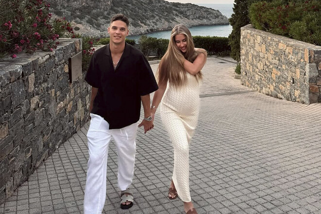 ФОТО. Розкішний подарунок Судакова дружині. Вона – вагітна