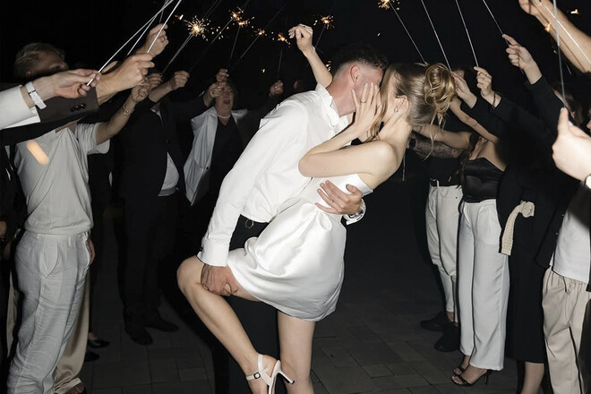 ФОТО. Футболіст УПЛ пристрасно цілує свою кохану. Весільні кадри