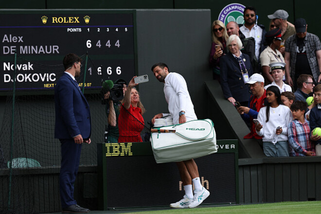 На глазах у Федерера: Джокович одолел демона по пути в 1/4 финала Уимблдона