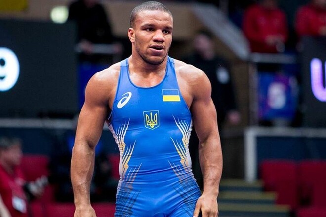 ФОТО. Машина олимпийского чемпиона пострадала от обстрела рф