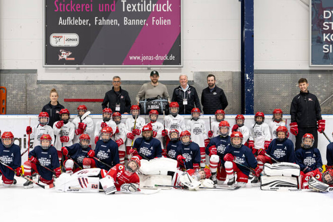 Немецкий хоккеист подарил экипировку и отдал 12,9 млн долларов бездомным