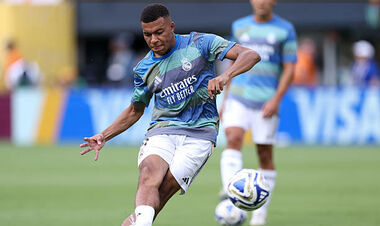 ФОТО. Мбаппе перед матчем з ПСЖ вирубив м’ячем волонтера стадіону