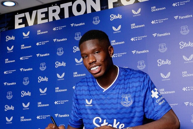 ОФИЦИАЛЬНО. Эвертон подписал форварда. Второй летний трансфер клуба