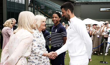 ФОТО. Королева Великобритании встретилась с Джоковичем на Уимблдоне