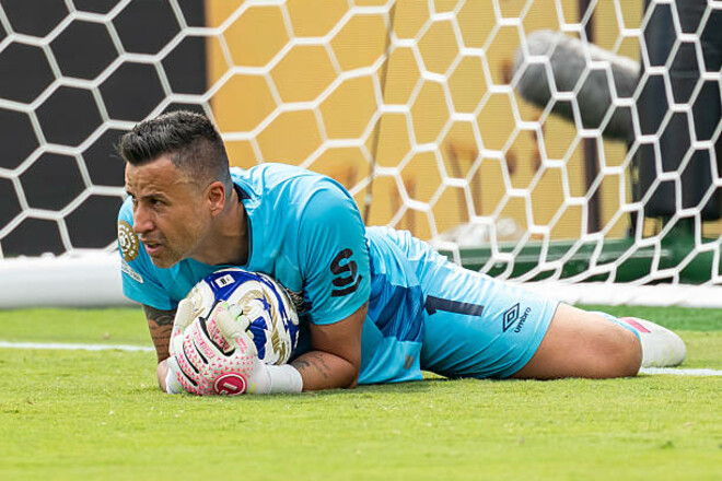 Обошел топ-вратарей. Возрастной бразилец продолжает устанавливать рекорды