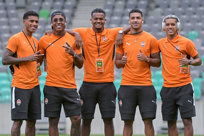 ФОТО. Команда Шахтер опробовала газон стадиона в Любляне перед игрой ЛЕ