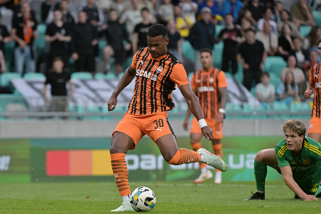 Алиссон Сантана оформил юбилейный дубль