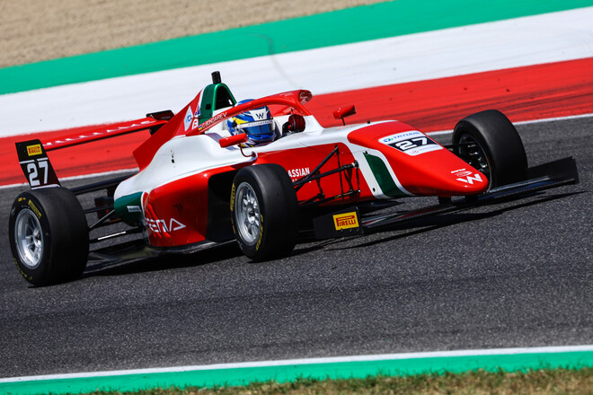 Гимн Украины прозвучал в Италии. Бондарев ярко провел гонку Формулы-4