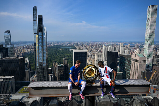 ФОТО. Палмер и Дембеле в Нью-Йорке забрались на 70-й этаж с трофеем КЧМ