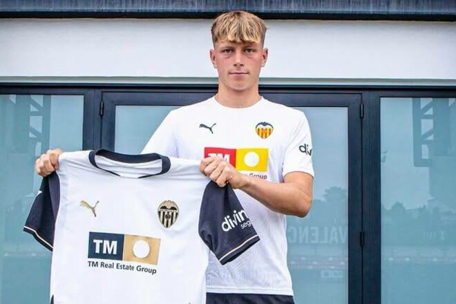 OFFICIALLY. The Ukrainian forward moved to the top club La League