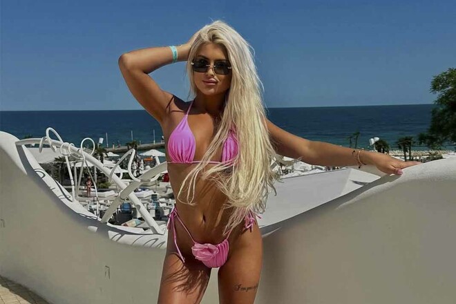 ФОТО. Український футболіст у гарячій компанії – зваблива блондинка поруч