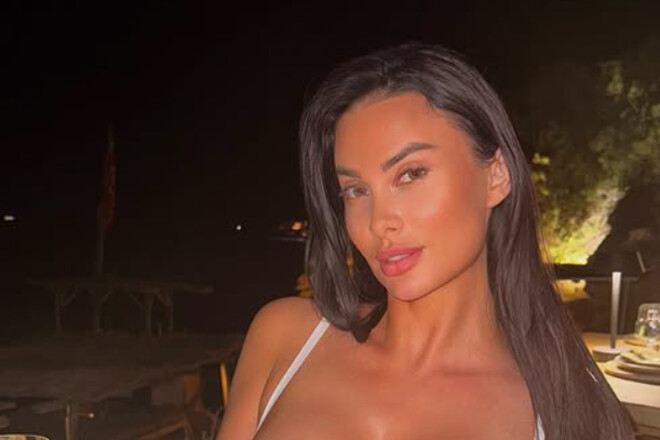 ФОТО. Жена экс-звезды Динамо поразила безупречным телом у бассейна