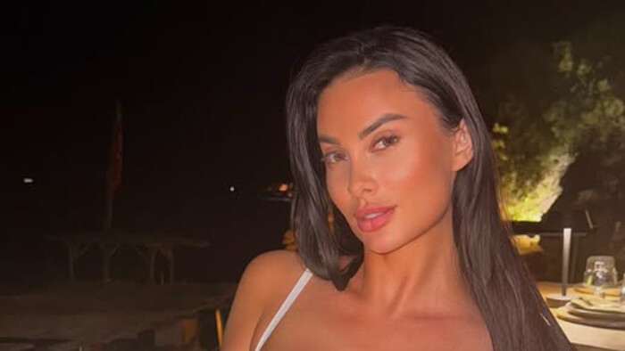 ФОТО. Дружина ексзірки Динамо вразила бездоганним тілом біля басейну