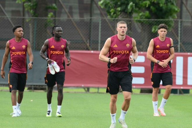 ФОТО. Довбик провел первую тренировку в Роме под руководством Гасперини