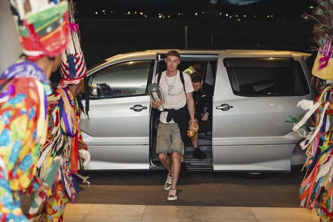 ФОТО. Звезда Челси прибыл в неожиданную страну. Причина — в семье