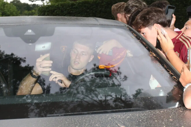 ФОТО. Юные любители автографов заблокировали Довбика возле клубной базы