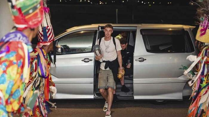 ФОТО. Зірка Челсі прибув до неочікуваної країни. Причина — в родині