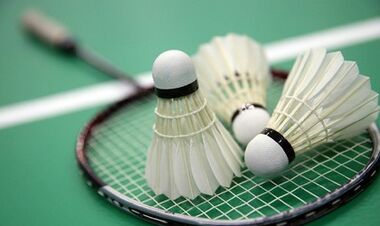 Украинские бадминтонисты тренируются в зале, где пройдет турнир Универсиады