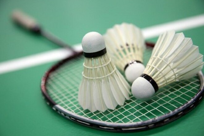 Украинские бадминтонисты тренируются в зале, где пройдет турнир Универсиады