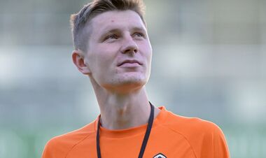 ФОТО. Игроки Шахтера прибыли на стадион и проверили газон поля в Тампере