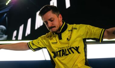 ВИДЕО. НАЛЫСО. Французский капитан сдержал обещание спустя два года