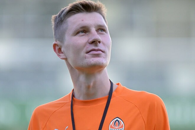 ФОТО. Игроки Шахтера прибыли на стадион и проверили газон поля в Тампере