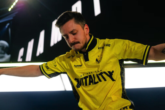 ВИДЕО. НАЛЫСО. Французский капитан сдержал обещание спустя два года