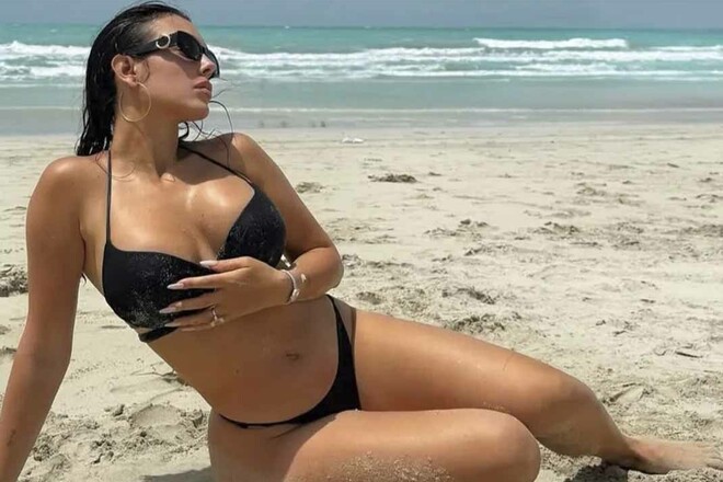 ФОТО. Девушка Роналду взорвала сеть снимком в обтягивающем платье