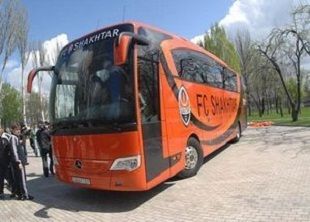 В Харькове забросали тяжелыми предметами автобусы Шахтера