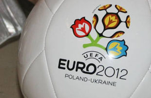 Мячи с лого Евро 2012 для болельщиков команды Украины