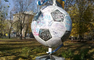 В Донецке осквернен памятный знак к Евро-2012 + ФОТО