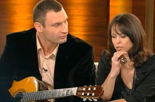 Виталий Кличко сыграл на гитаре, жена спела русский романс