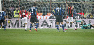 Милан в меньшинстве выигрывает главное дерби Италии у Интера