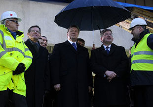 Виктор Янукович посетил стадион в Варшаве