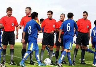 На матчах Евро-2012 будет пять арбитров