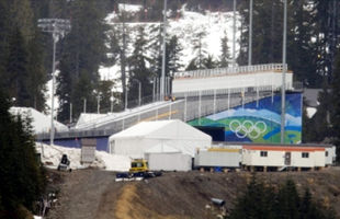 На Олимпиаде горы строят из соломы. Снега нет