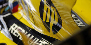 Renault помогает Renault F1 материально