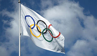 В Сочи подняли олимпийский флаг