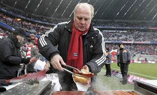 Босс Баварии пожарил сосиски на стадионе