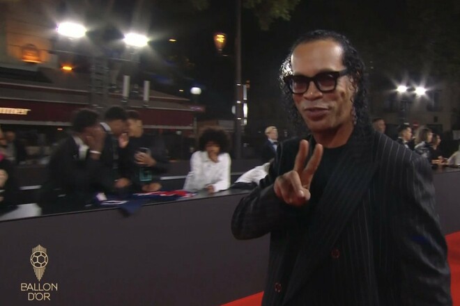 ВИДЕО. Он вручит Золотой мяч. Как выглядит легенда: Роналдиньо уже в Шатле
