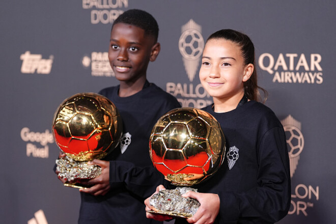 ВИДЕО. Кто выиграет награду? Золотое мячи принесли в театр Шатле