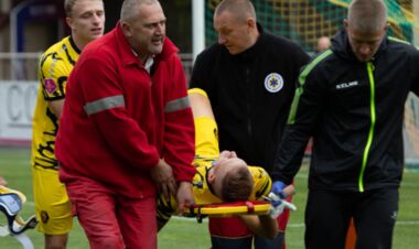 Operation is required. The first league club player was seriously injured