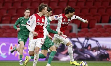 Пустые трибуны. Аякс победил Гронингем в доигрывании прерванного матча