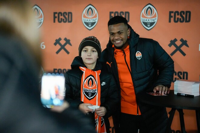 ФОТО. Алиссон Сантана провел встречу с болельщиками во Львове