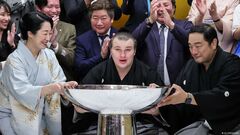 Blue stream Ukrainian Odzeki with the Emperor's Cup