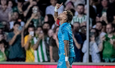 ВИДЕО. Как Неймар сделал хет-трик и принес важную победу легендарному клубу