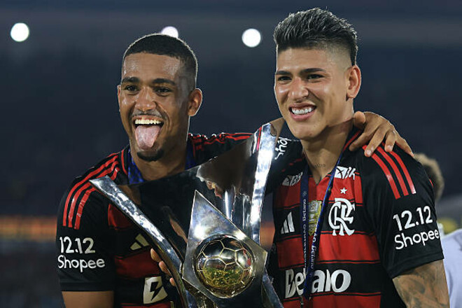 Фламенго в течение года победил в Кубке Либертадорес и чемпионате Бразилии