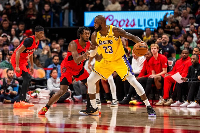 Леброн перервав свою рекордну серію матчів із 10+ очками у грі з Торонто