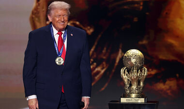 ФОТО. Трампу вручили Премію миру від ФІФА, яку спеціально створили до ЧС