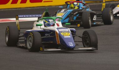 Уничтожил соперников. Украинец одержал победу на F1 Trophy в Абу-Даби